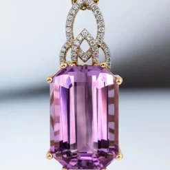 Patroke-Kunzit-Goldanhänger (AMAYANI)