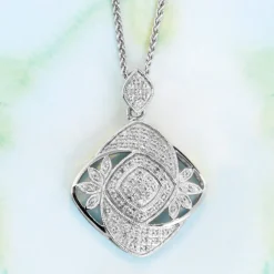 Weißer Topas-Silberanhänger